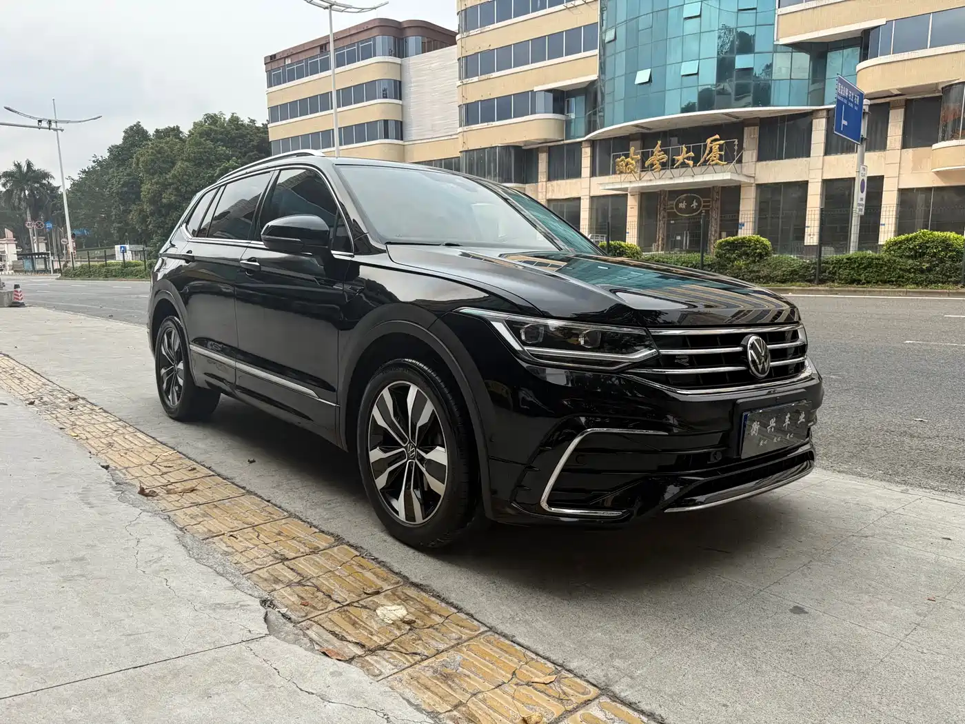VOLKSWAGEN TIGUAN L