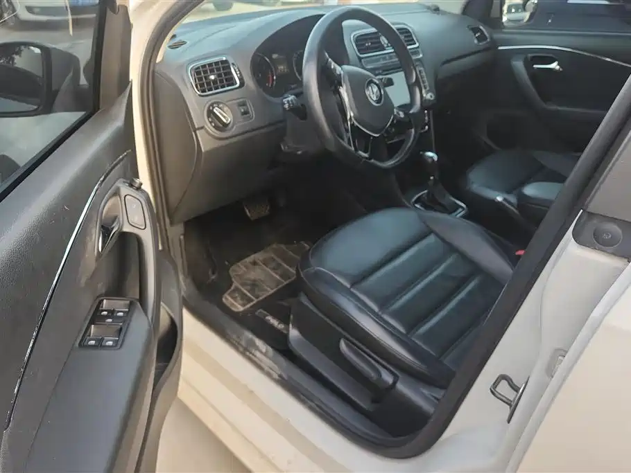 Volkswagen Polo 2014 1.6L Automatic Luxury Edition фото 9