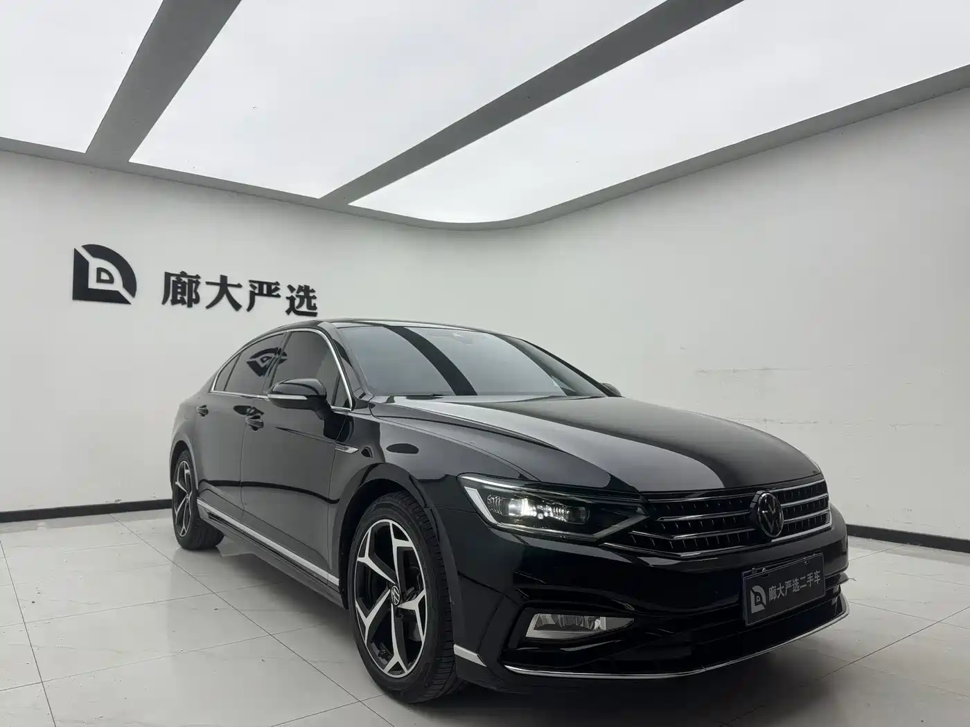 Volkswagen Magotan 2023 Model 2 Million Commemorative Edition 330TSI DSG Luxury фото 2