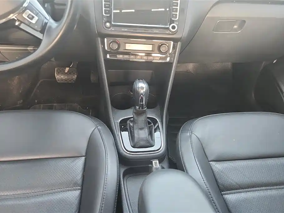 Volkswagen Polo 2014 1.6L Automatic Luxury Edition фото 16