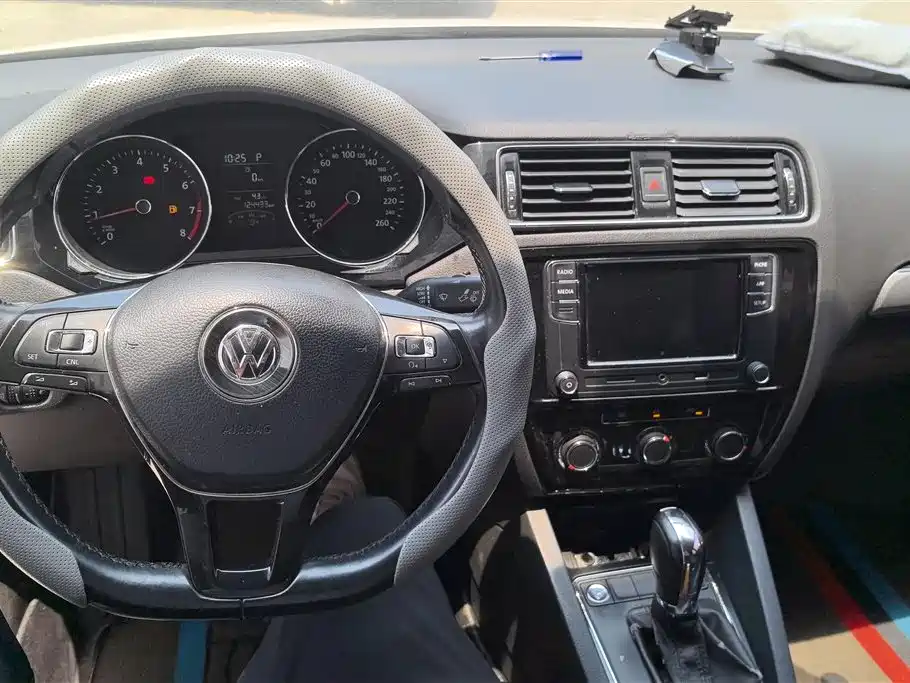 Volkswagen Sagitar 2018 1.6L Automatic Comfort фото 12