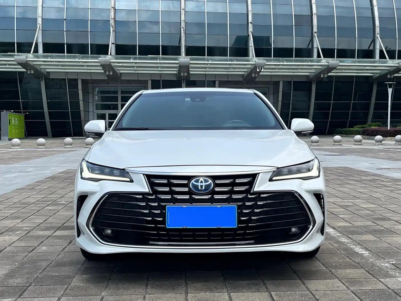 Toyota Avalon 2023 Hybrid 2.5L Luxury Edition фото 3