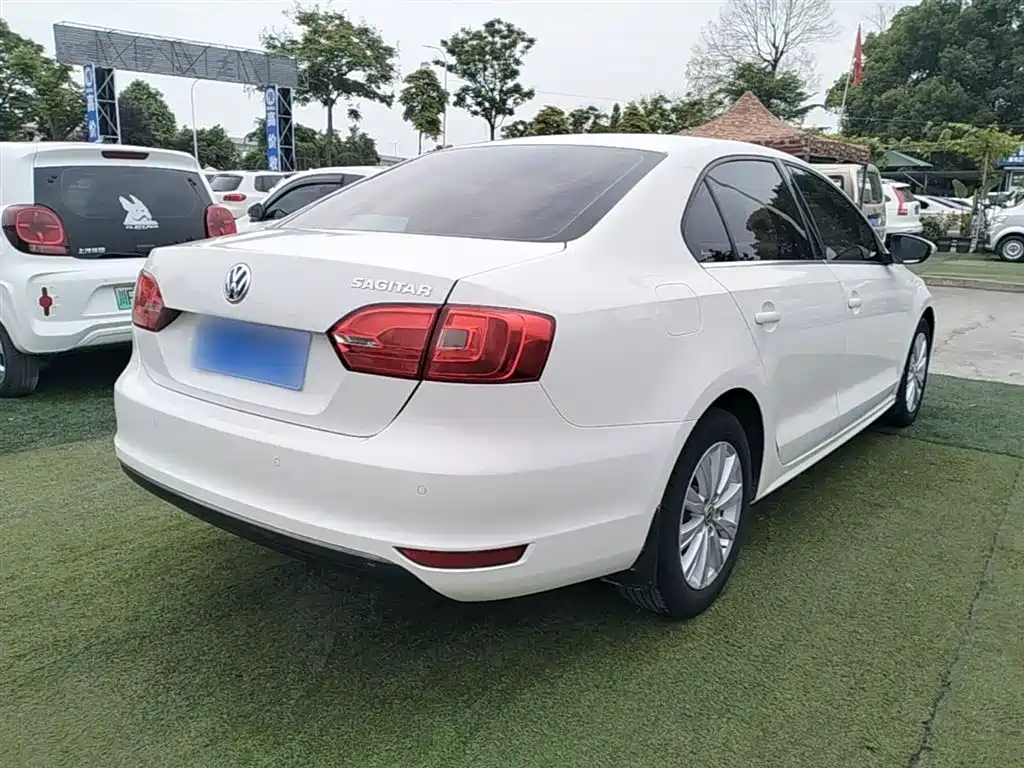 Volkswagen Sagitar 2014 1.6L Automatic Comfort фото 6