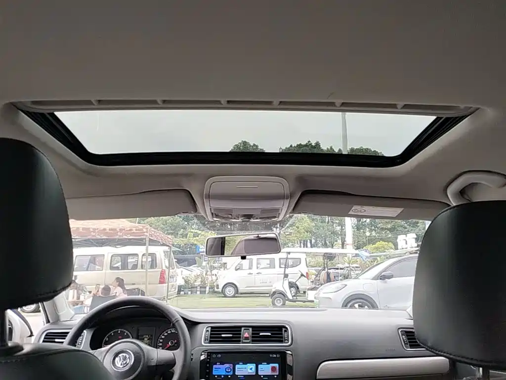 Volkswagen Sagitar 2014 1.6L Automatic Comfort фото 17