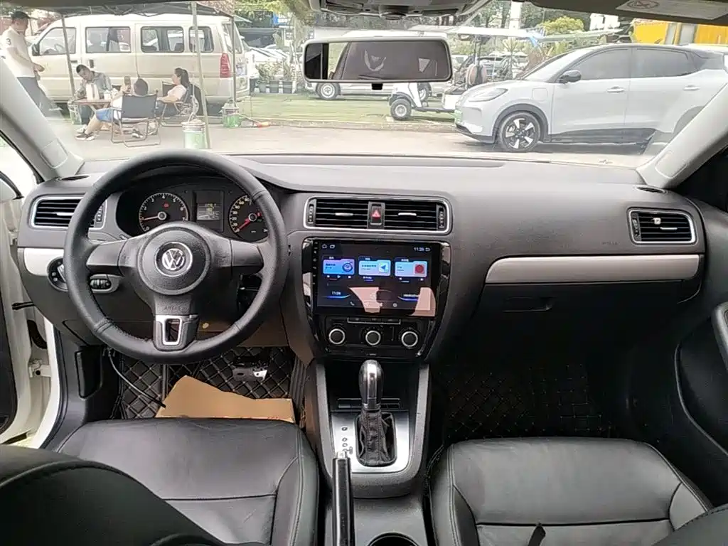 Volkswagen Sagitar 2014 1.6L Automatic Comfort фото 9