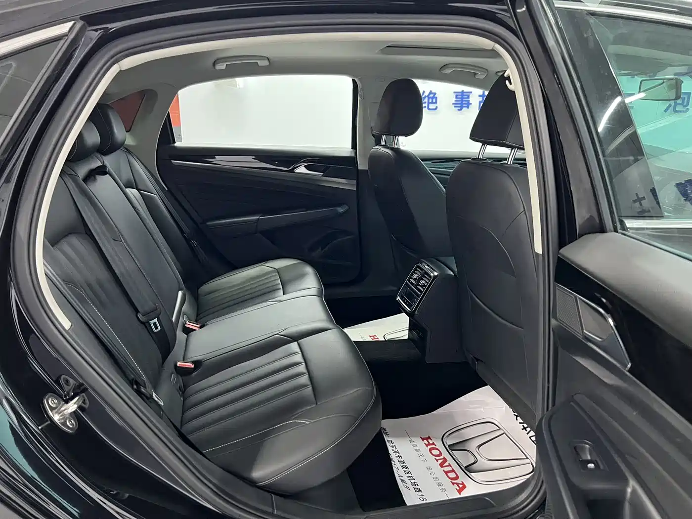Volkswagen Passat 2022 280TSI Elite Edition фото 10