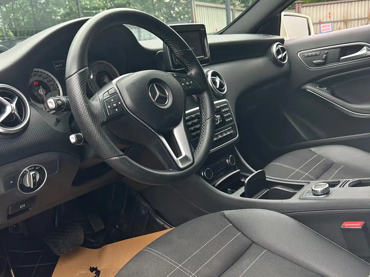 Mercedes-Benz A-Class (Import) 2015 A 200 Fashion фото 4