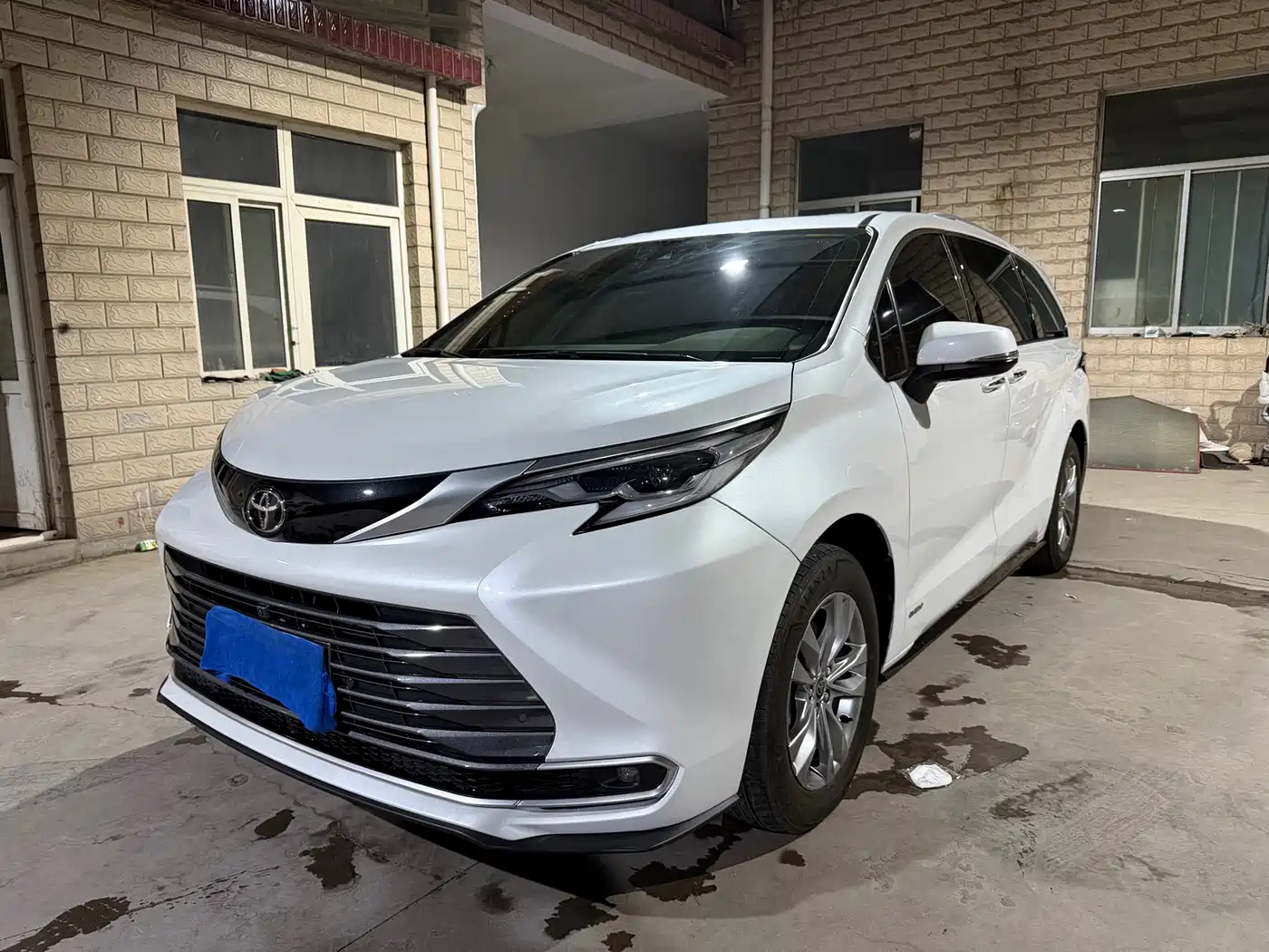 Toyota Sienna 2024 2.5L Hybrid 4WD Premium Edition фото 2