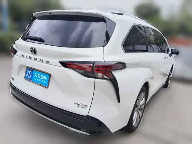 Toyota Sienna 2024 2.5L Hybrid Premium Edition — фото 5