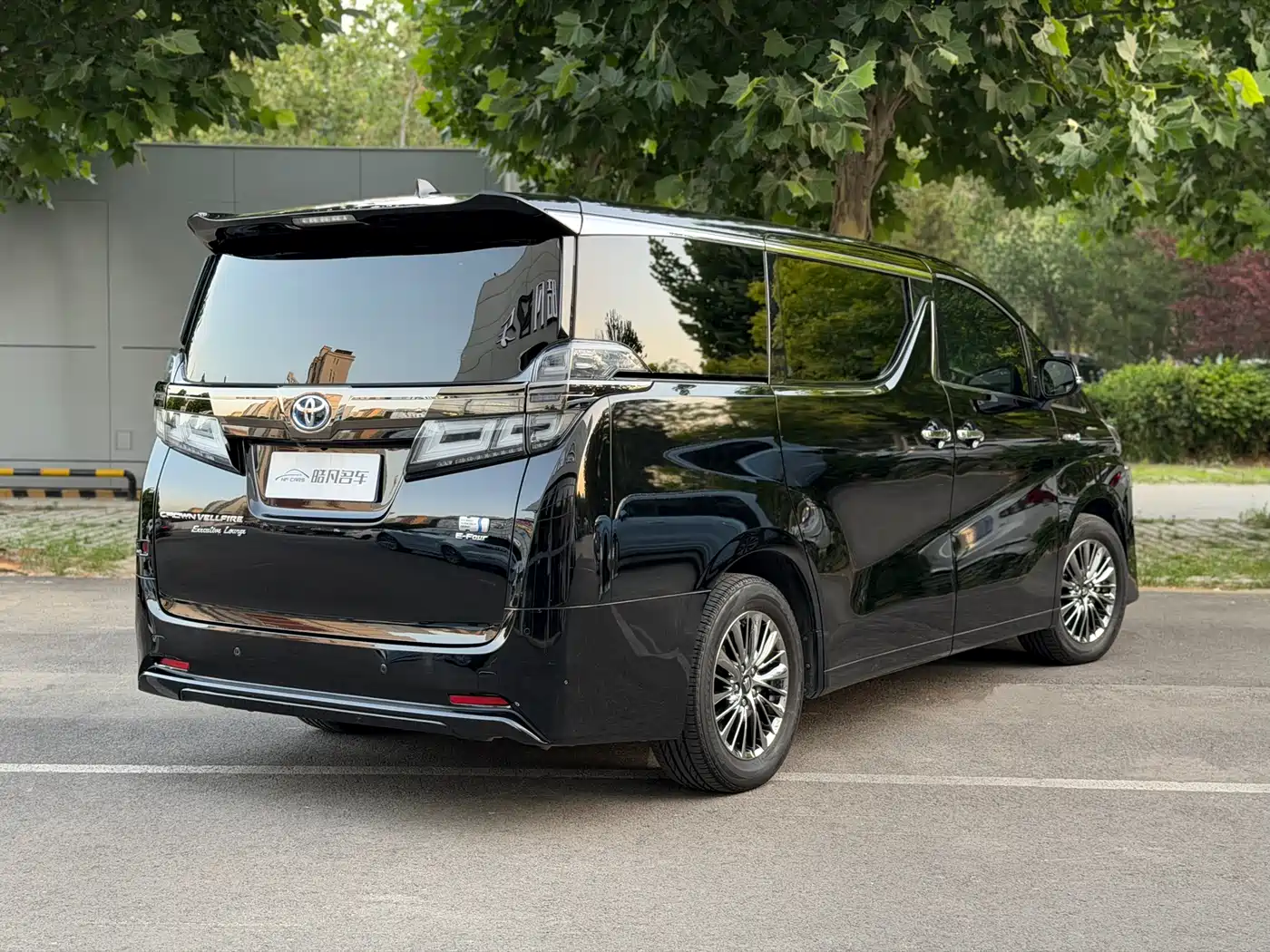 Toyota Vellfire 2023 Crown Hybrid 2.5L HV Premium фото 3
