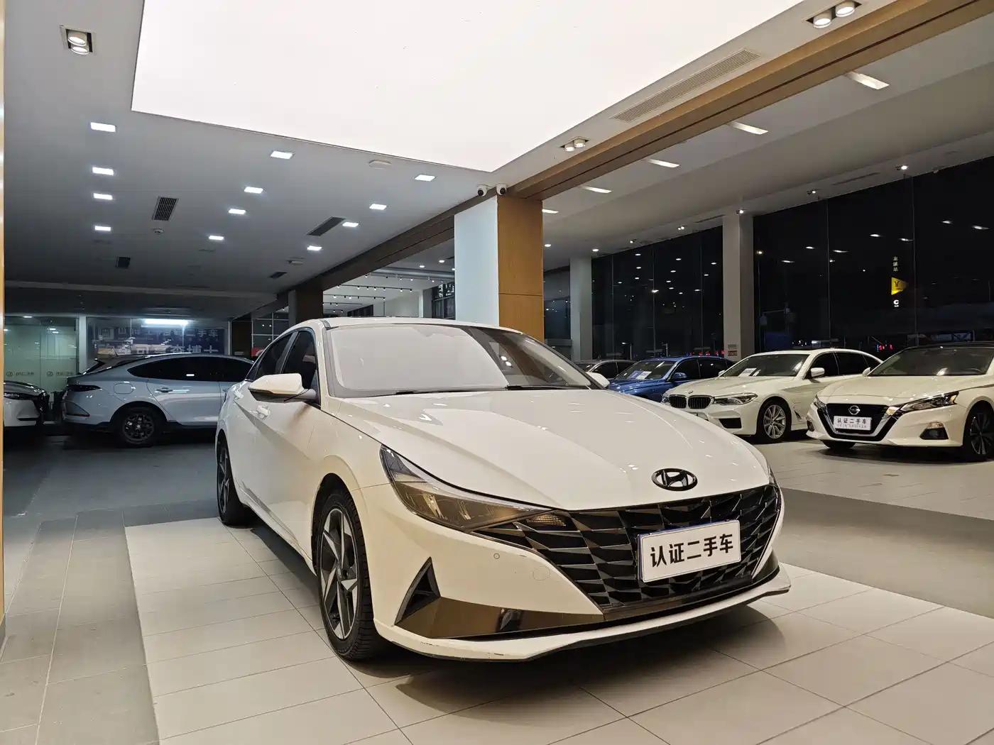 Hyundai Elantra 2021 1.5L CVT LUX Premium Edition фото 5