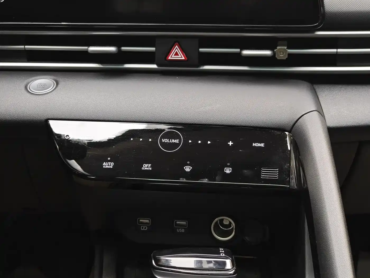 Hyundai Elantra 2021 1.5L CVT LUX Premium Edition фото 17