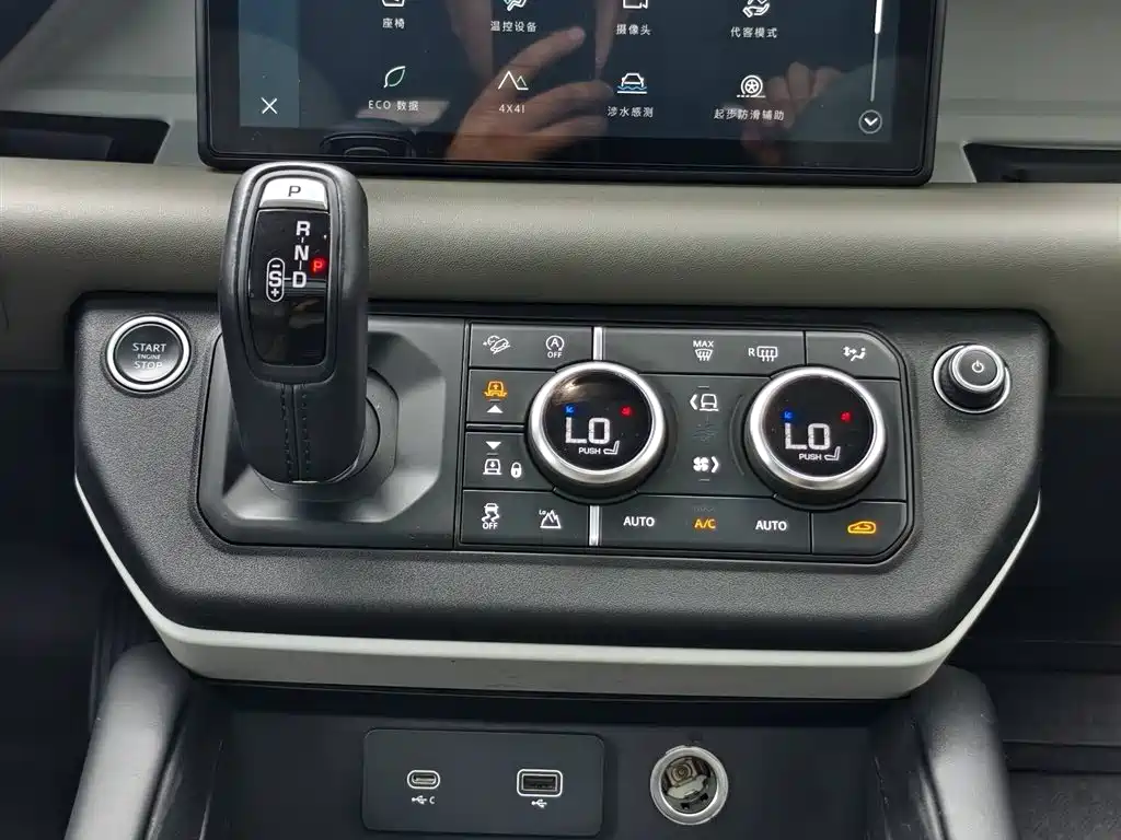 Land Rover Defender 2021 110 P400 Dark Special Edition фото 8