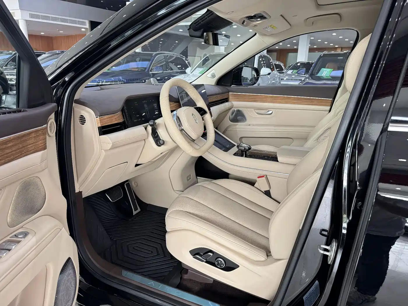 AITO Wenjie AITO M7 2024 1.5T Smart AWD Max Edition 5-Seater фото 4