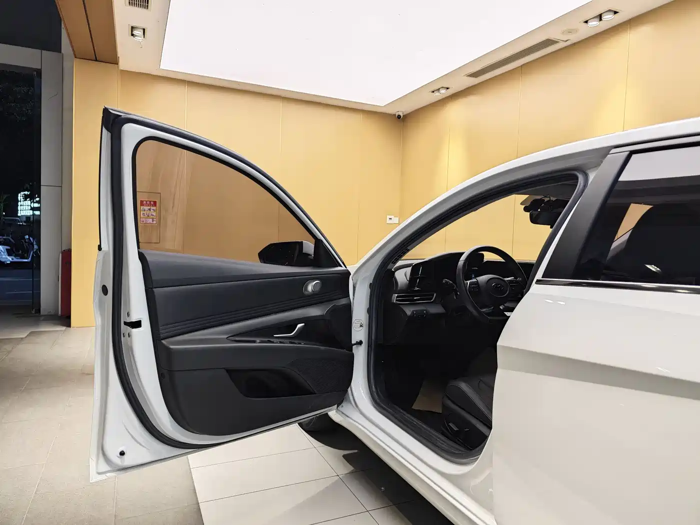 Hyundai Elantra 2021 1.5L CVT LUX Premium Edition фото 8
