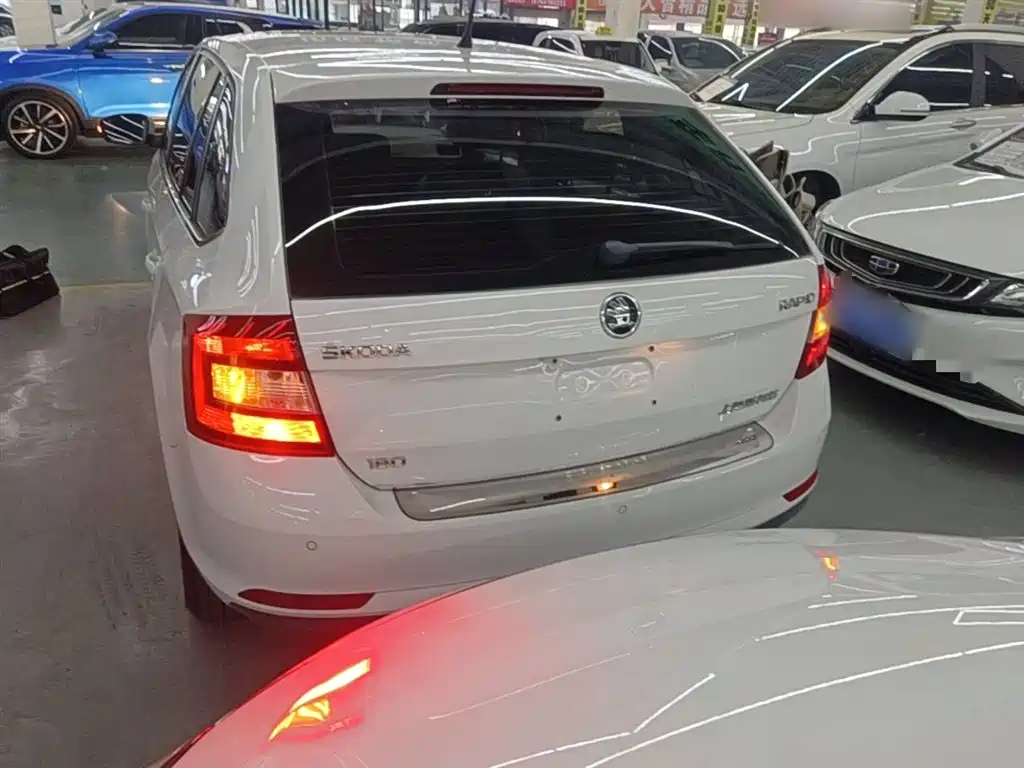 Škoda Skoda Rapid Spaceback 2018 1.6L Manual Comfort фото 6