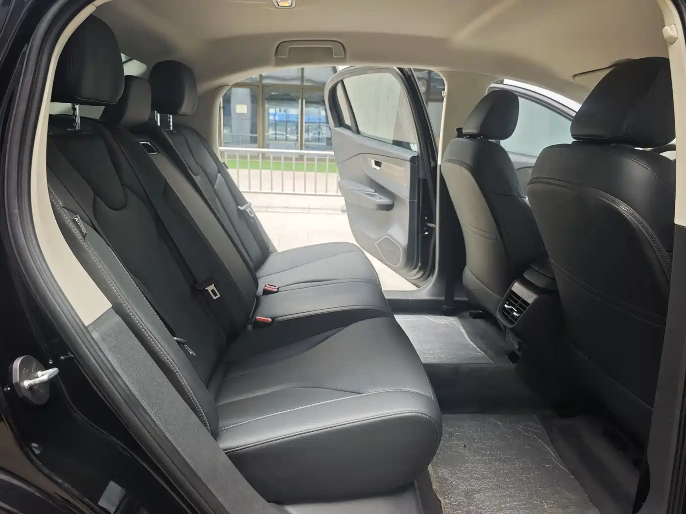 Hongqi E-QM5 2022 431km Charging Enjoyment Edition фото 12