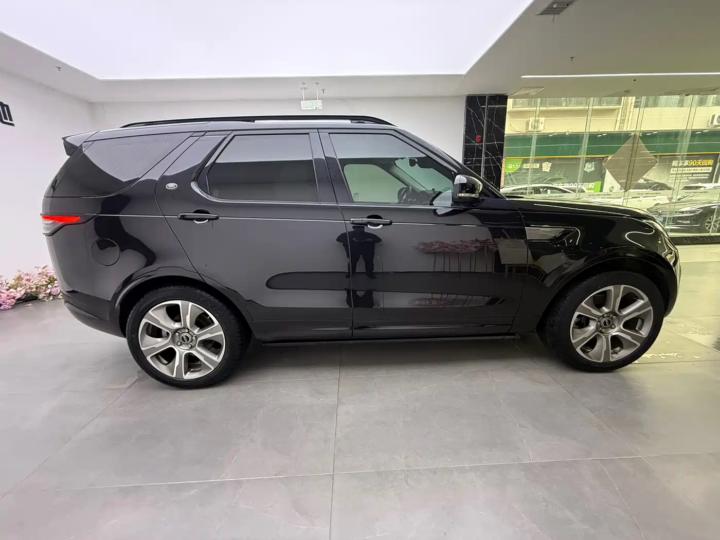 Land Rover Discovery 2019 2.0T SE фото 6