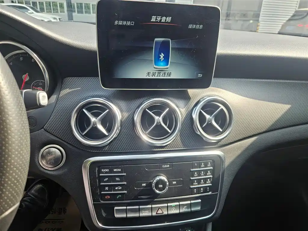 Mercedes-Benz GLA 2018 GLA 200 Dynamic фото 11