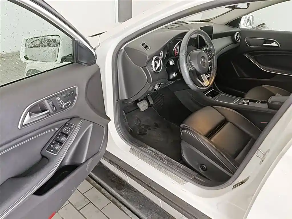 Mercedes-Benz GLA 2017 GLA 200 Dynamic фото 23
