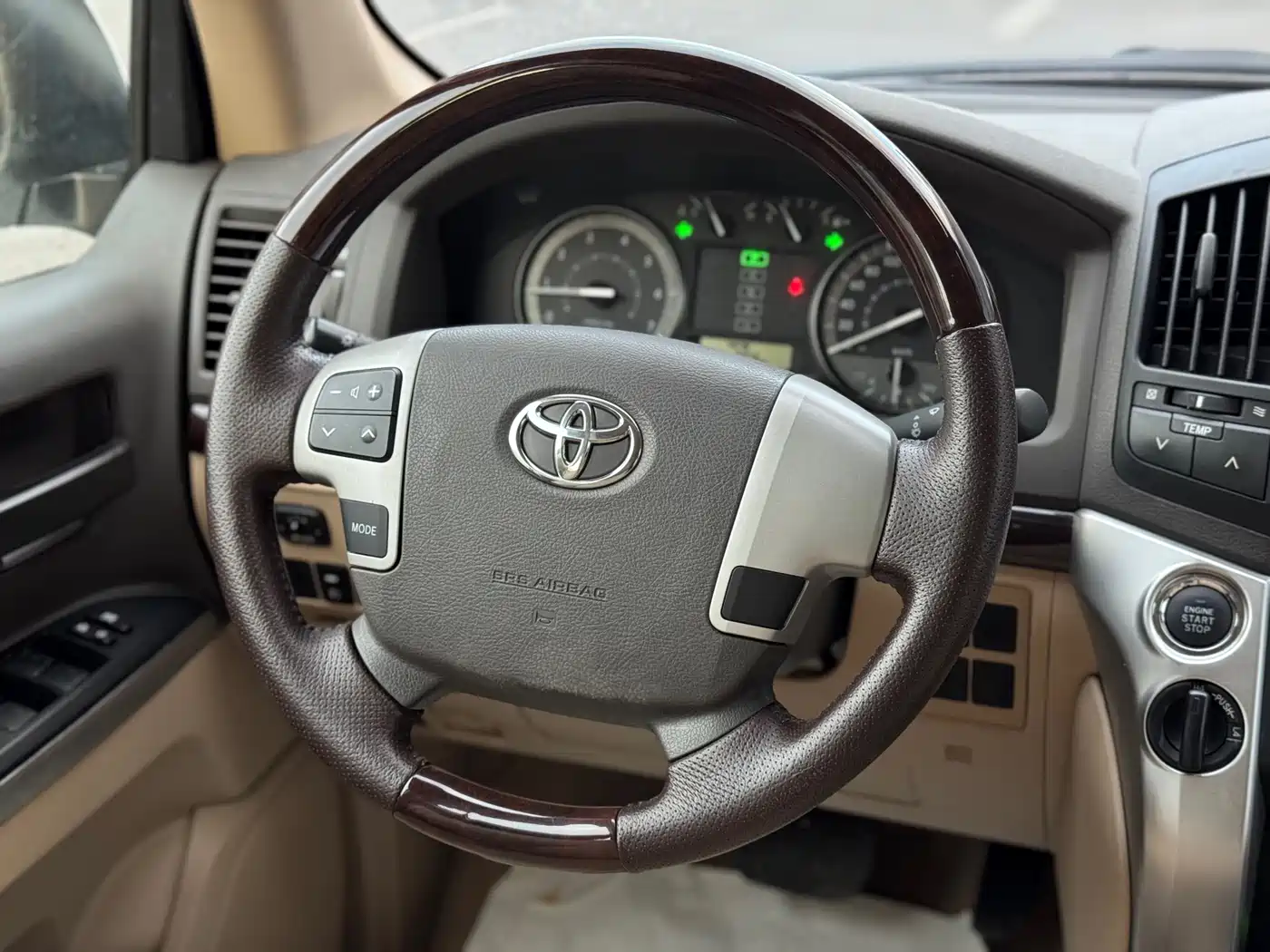 Toyota Land Cruiser (Import) 2015 4.0L V6 Middle East Low Configuration Edition фото 12