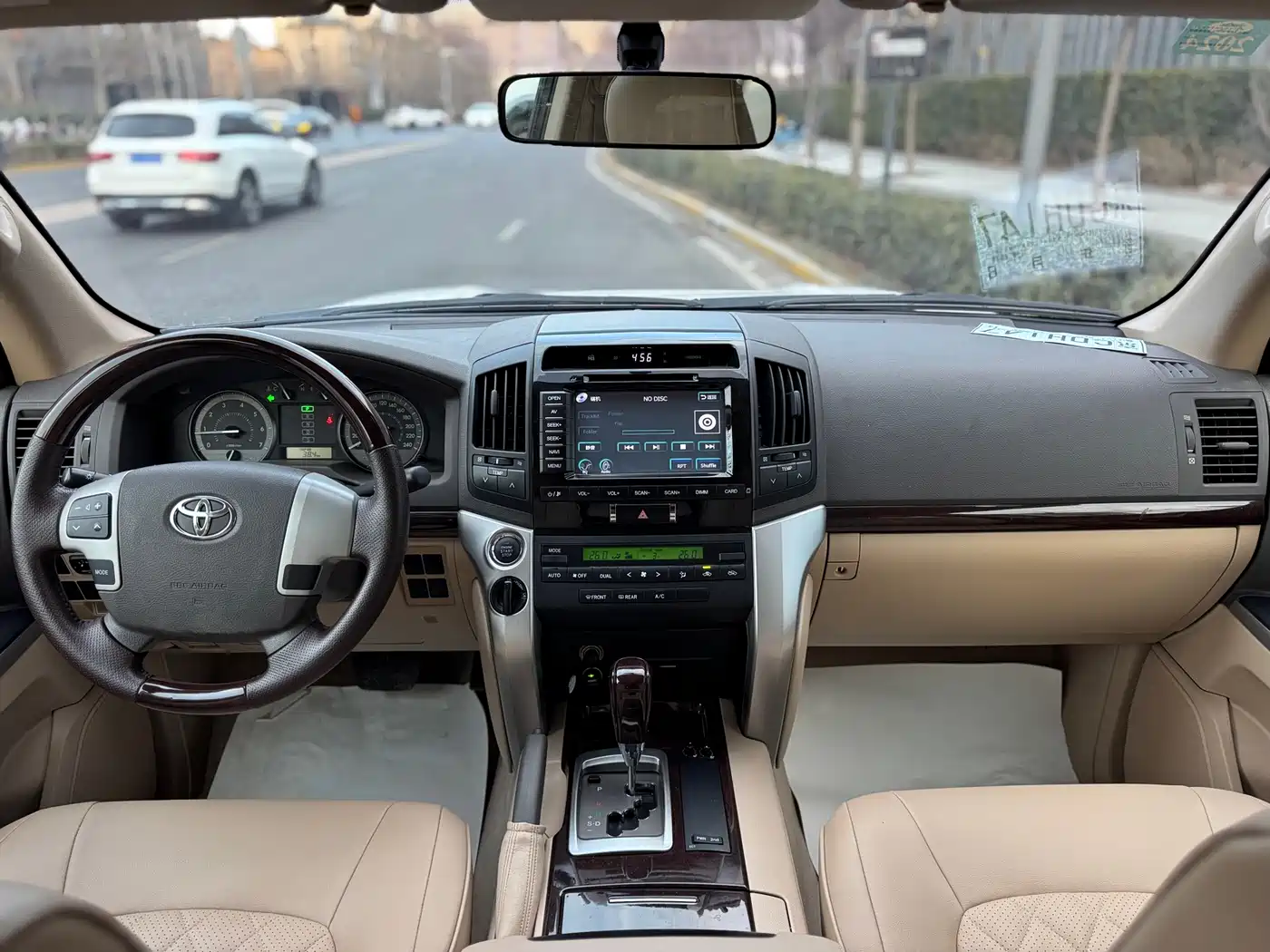 Toyota Land Cruiser (Import) 2015 4.0L V6 Middle East Low Configuration Edition фото 11