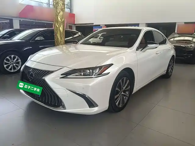 Lexus ES 2020