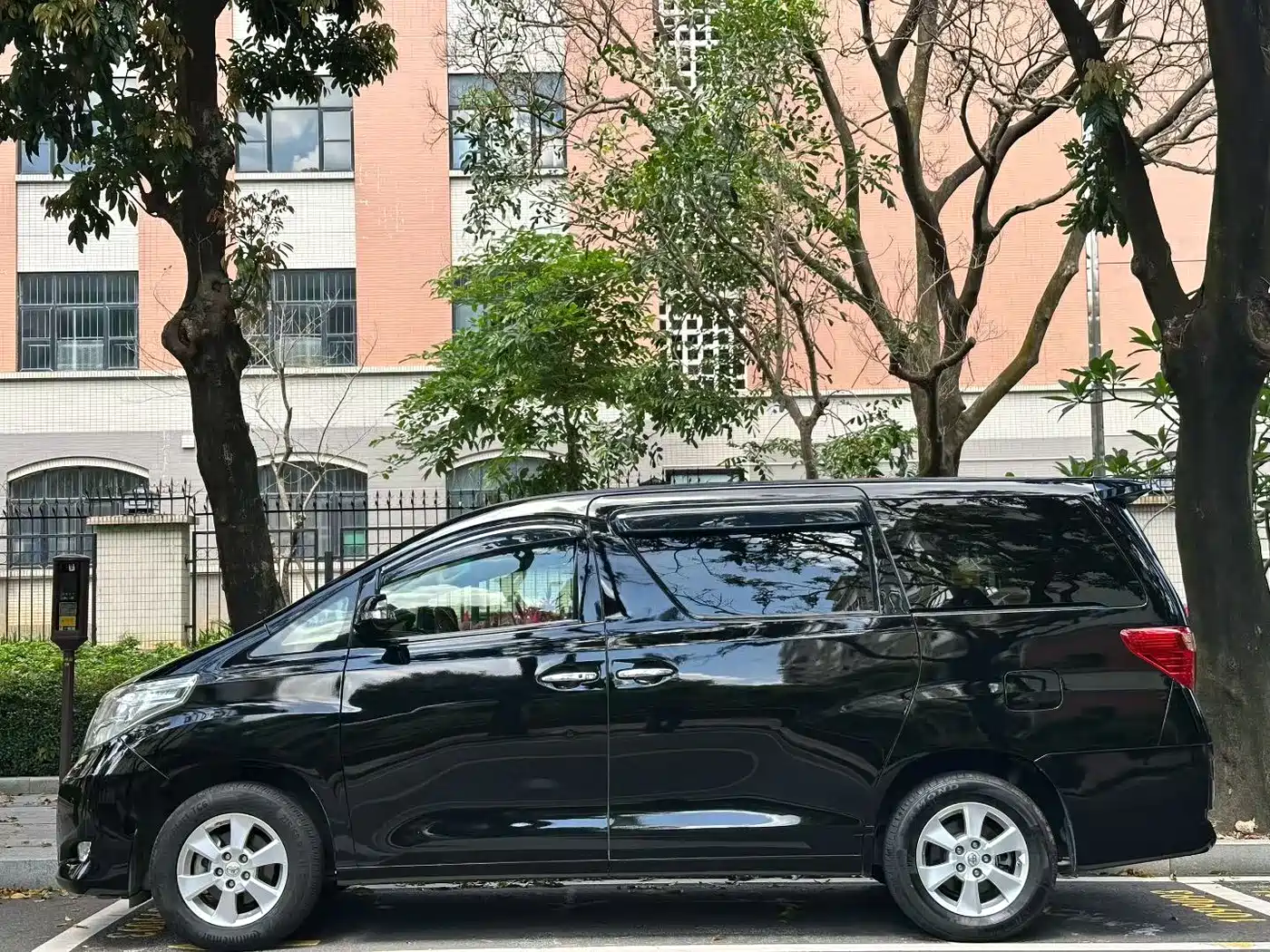 Toyota Alphard 2011 3.5L Luxury Edition фото 5