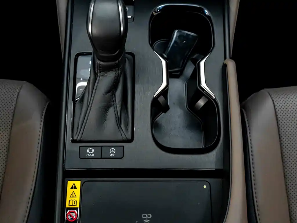 Фото 23 - Lexus ES