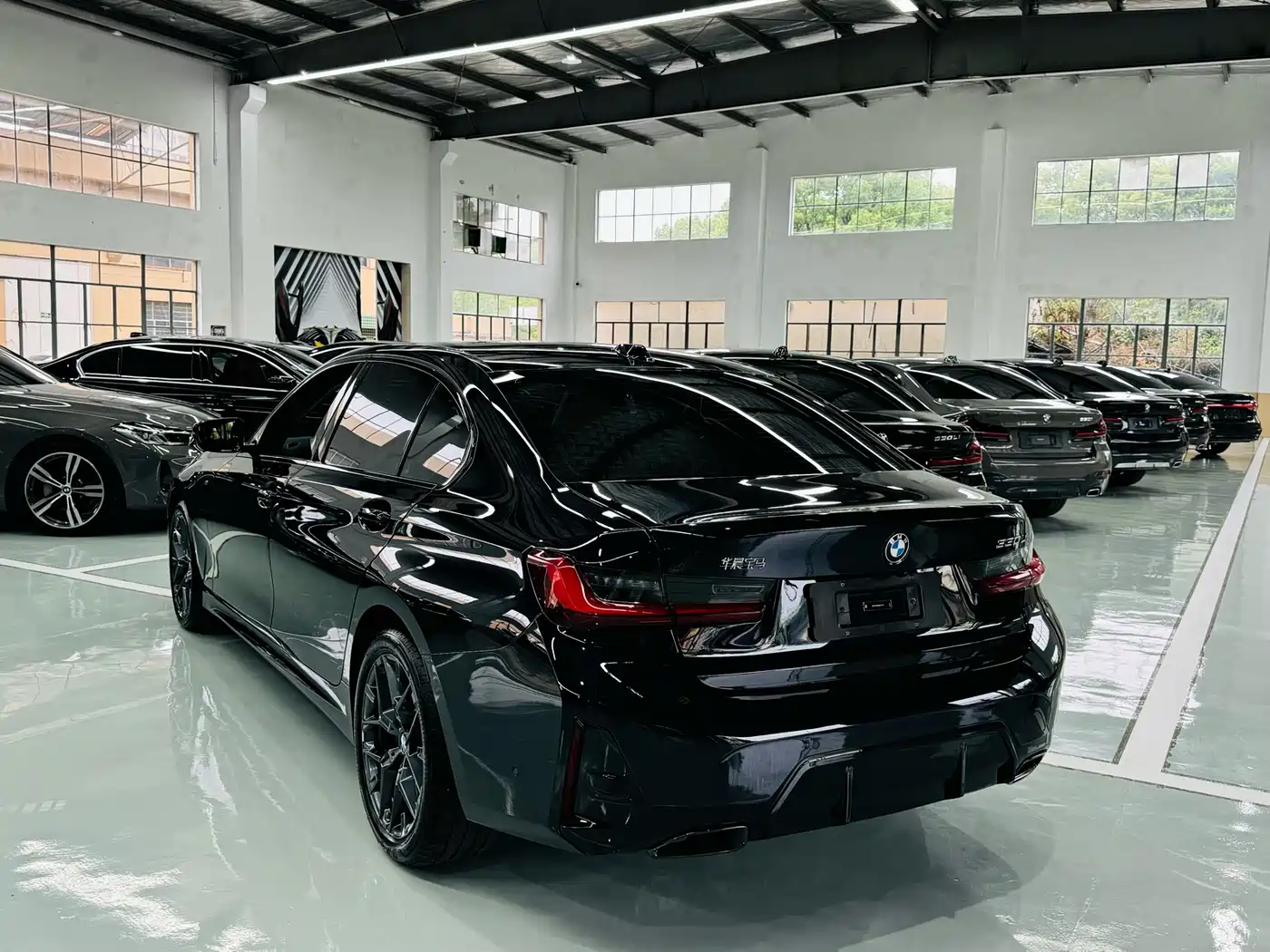 BMW 3 Series 2025 330Li M Sport Night Edition фото 9