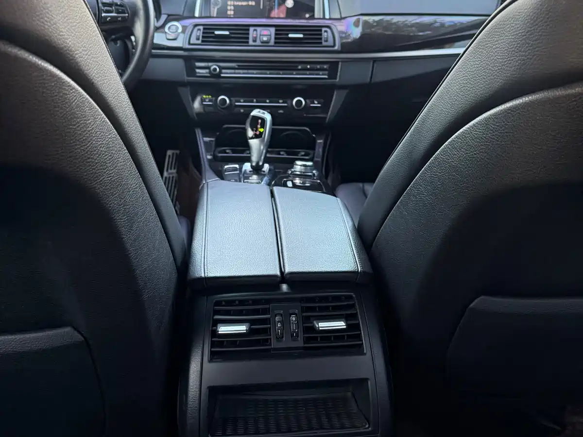 BMW 5 Series 2013 525Li Leadership фото 16