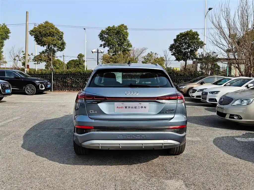 AUDI Q4 E TRON