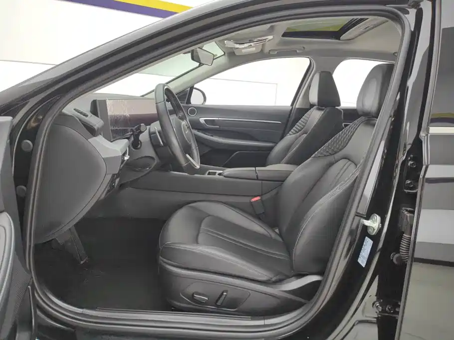 Photo 9 - Hyundai Sonata