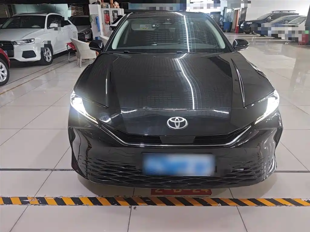 Toyota Camry 2024 Hybrid 2.0HE Elite Edition фото 3