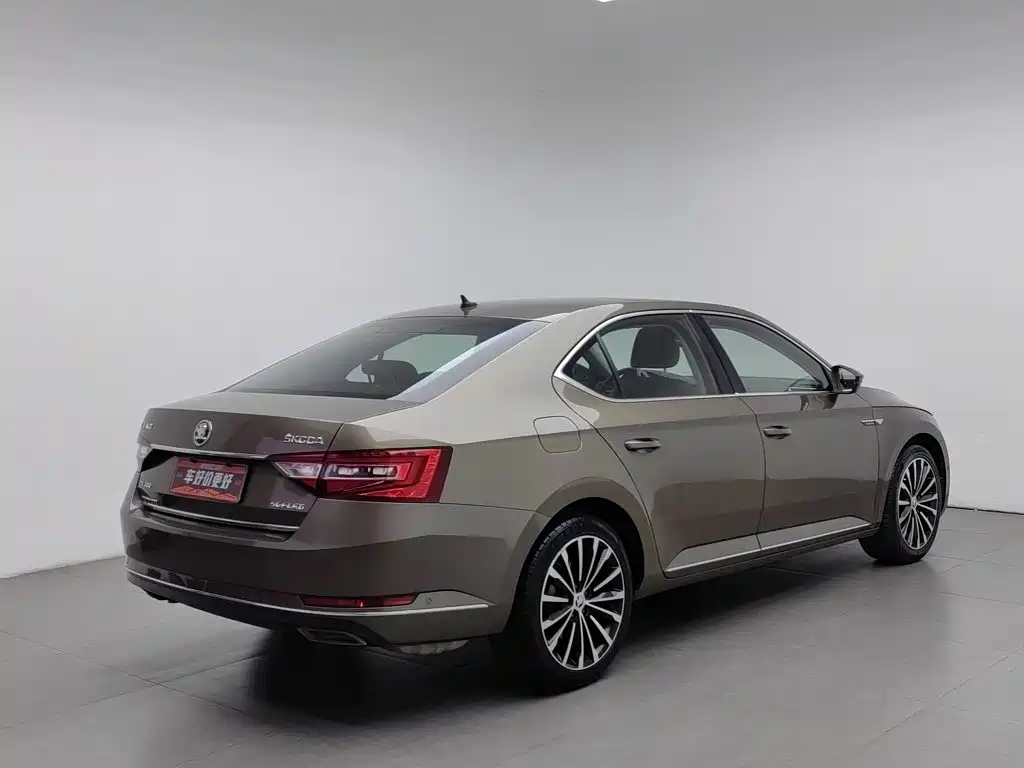 Photo 2 - Škoda Superb