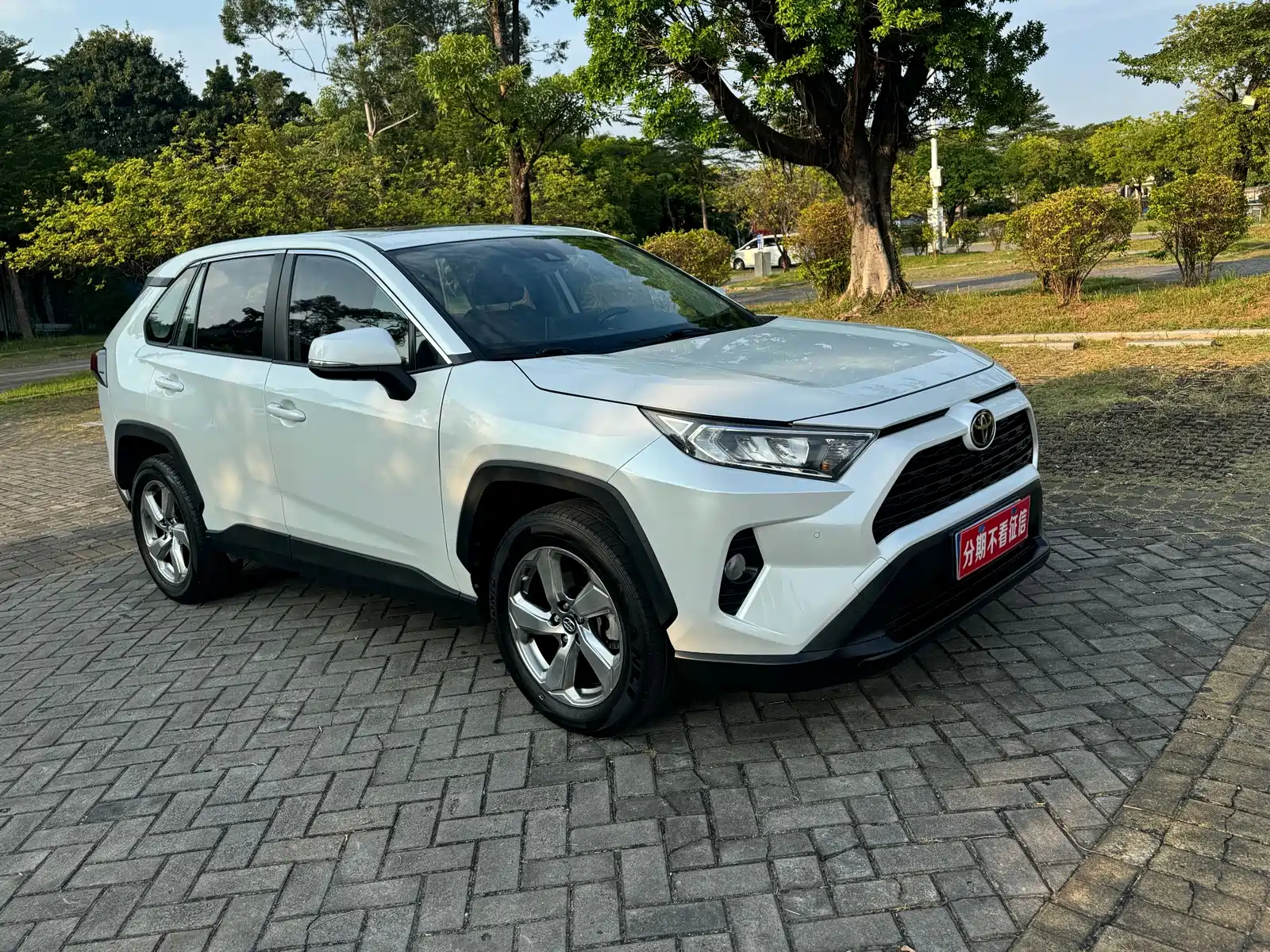Фото 8 - Toyota RAV4