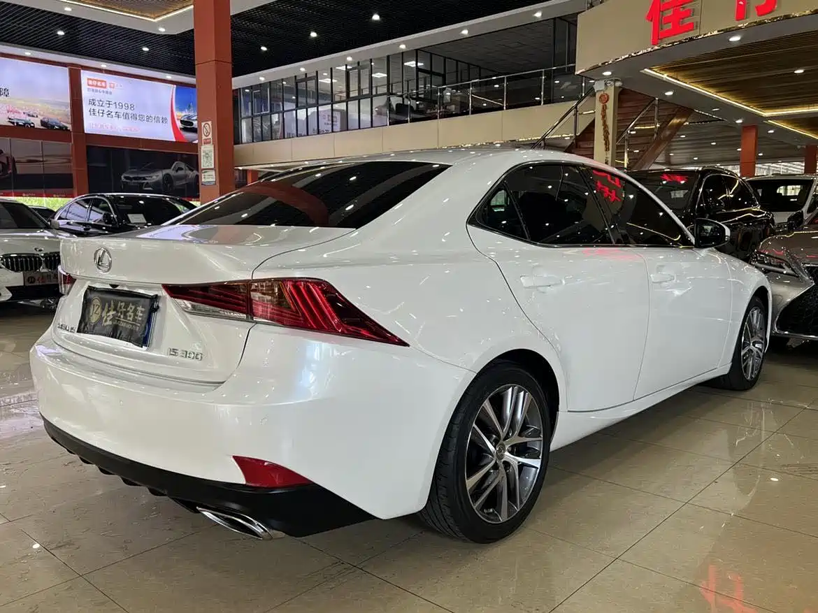 Lexus IS 2018 2017 300 Leading Edition