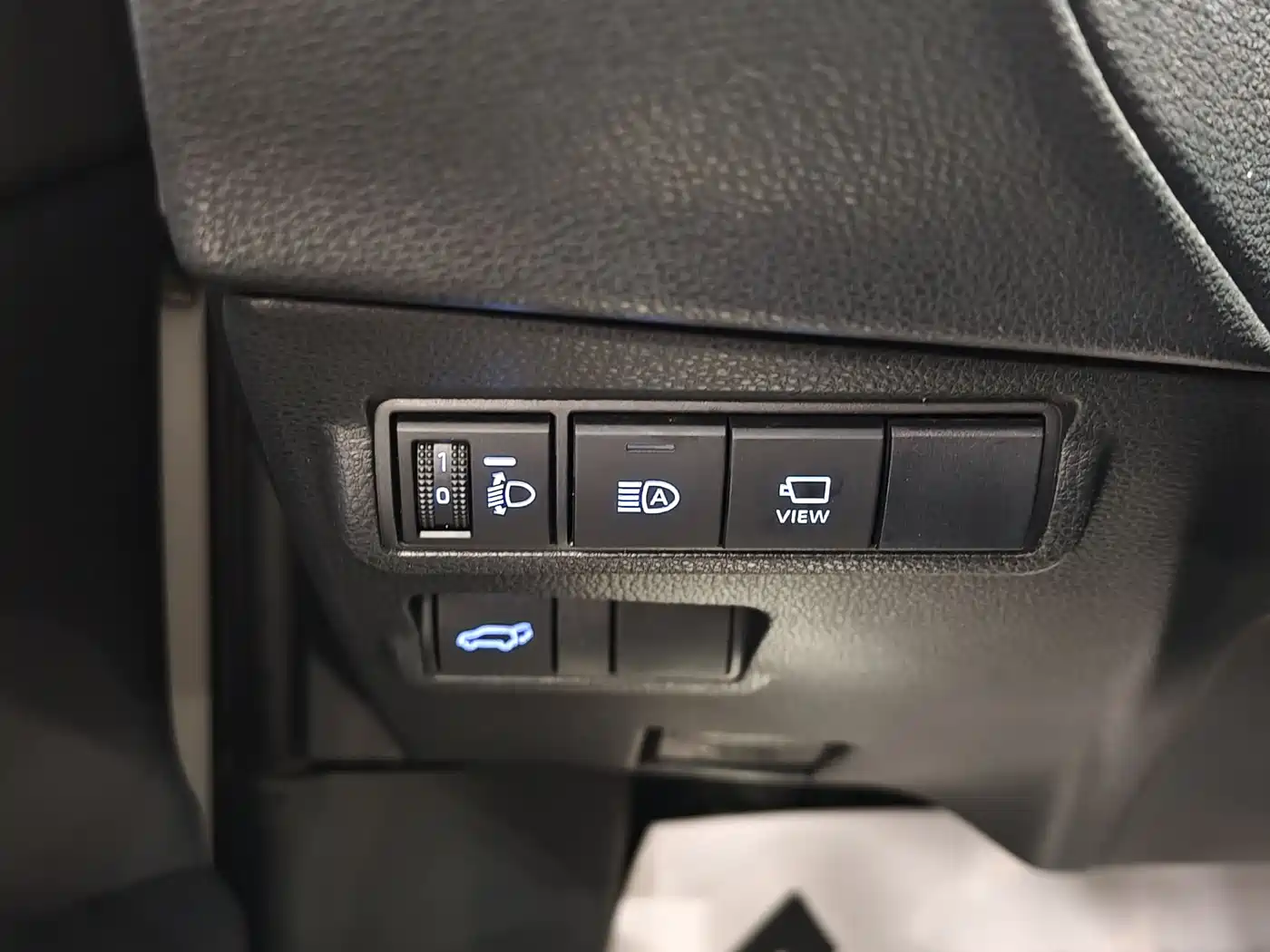 Toyota Frontlander 2022 2.0L CVT Luxury PLUS Edition фото 16