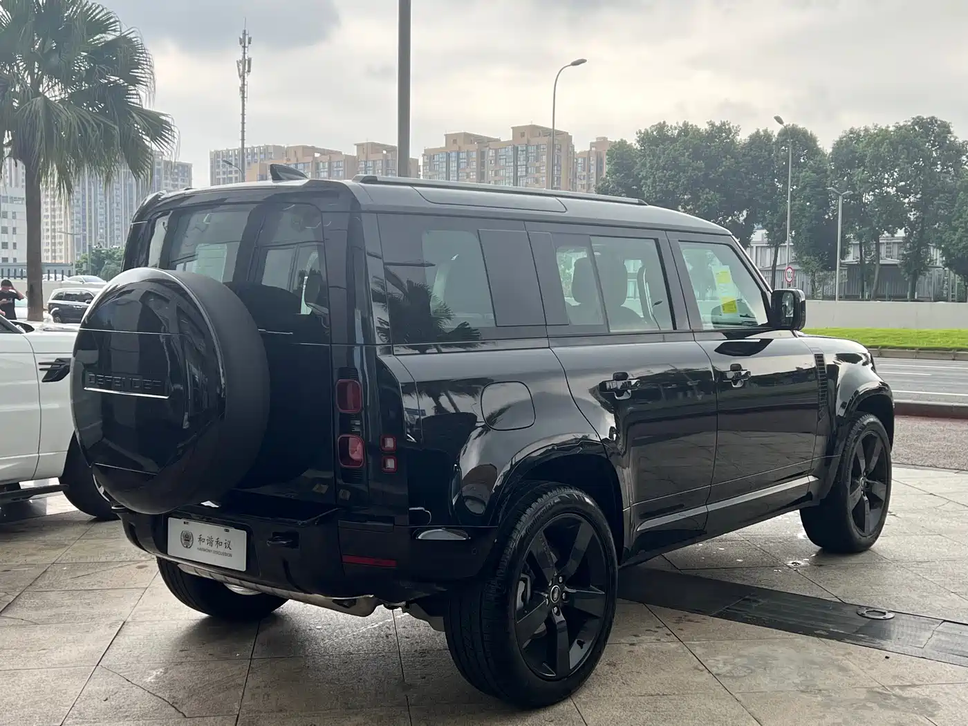 Land Rover Defender 2025 110 3.0T P400 -Dynamic HSE фото 18