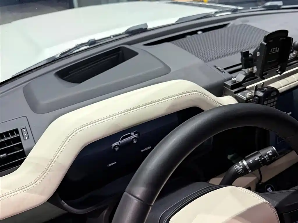 Land Rover Defender 2023 110 3.0T P400 75th Anniversary Legend Edition фото 17