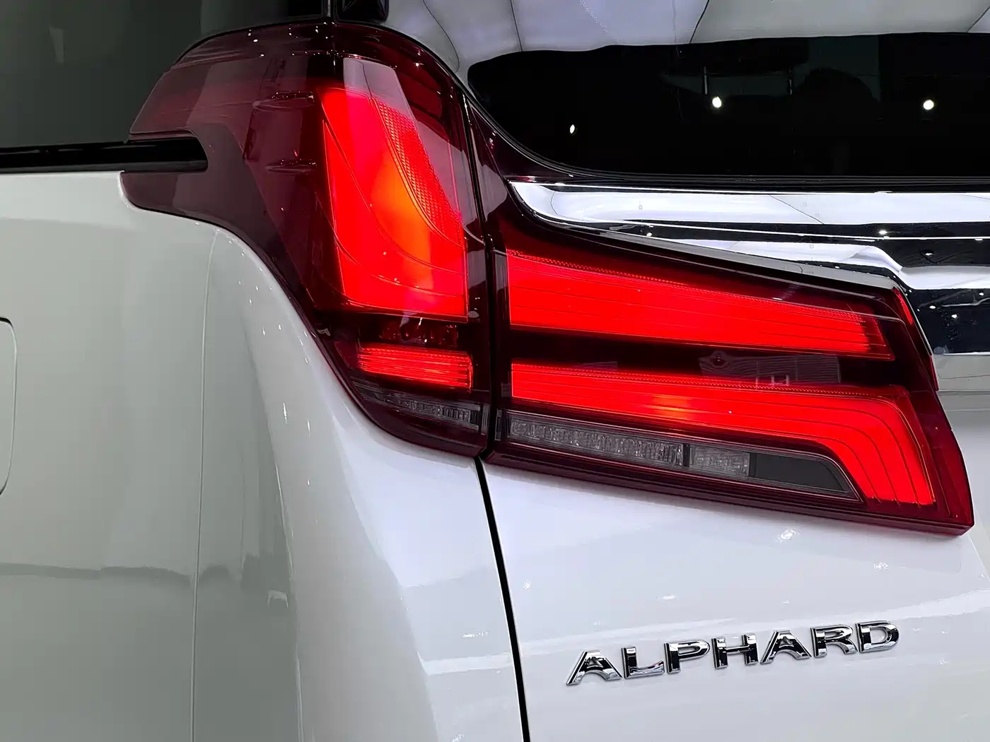Toyota Alphard 2021 Hybrid 2.5L Luxury фото 14