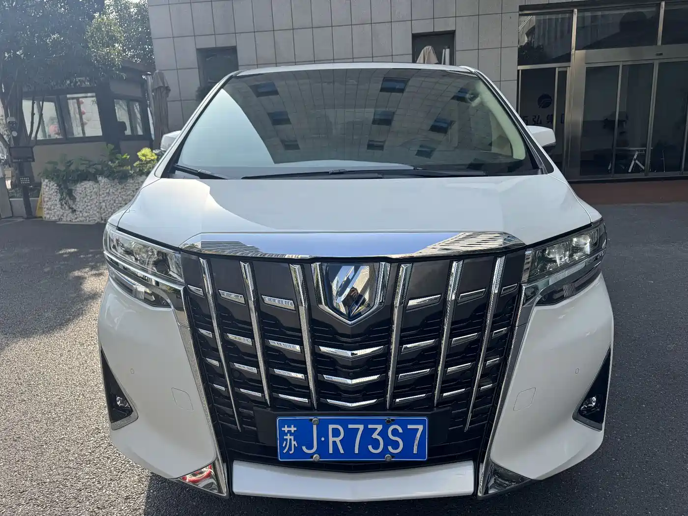 Toyota Alphard 2021 Hybrid 2.5L Luxury фото 2