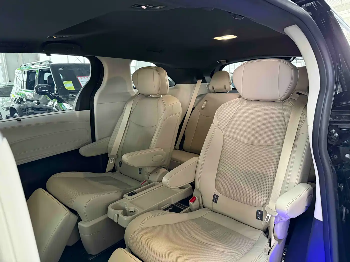 Toyota Sienna 2023 2.5L Hybrid Premium Edition фото 15