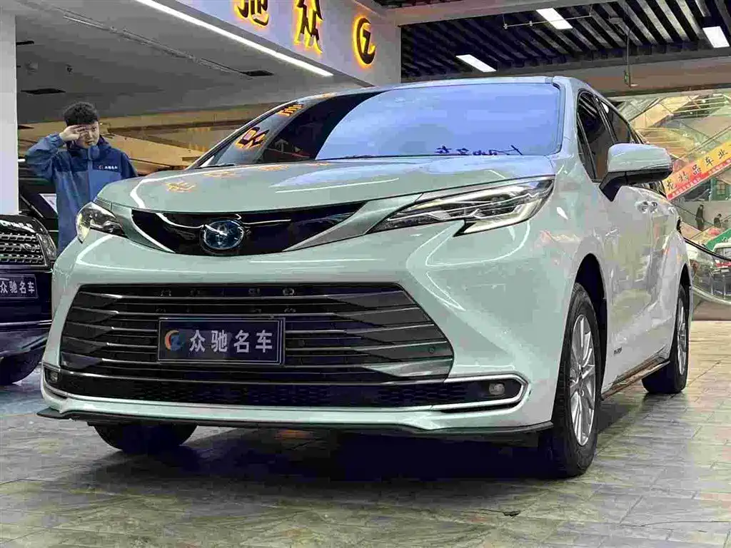 Toyota Sienna 2023 2.5L Hybrid Premium Edition фото 3