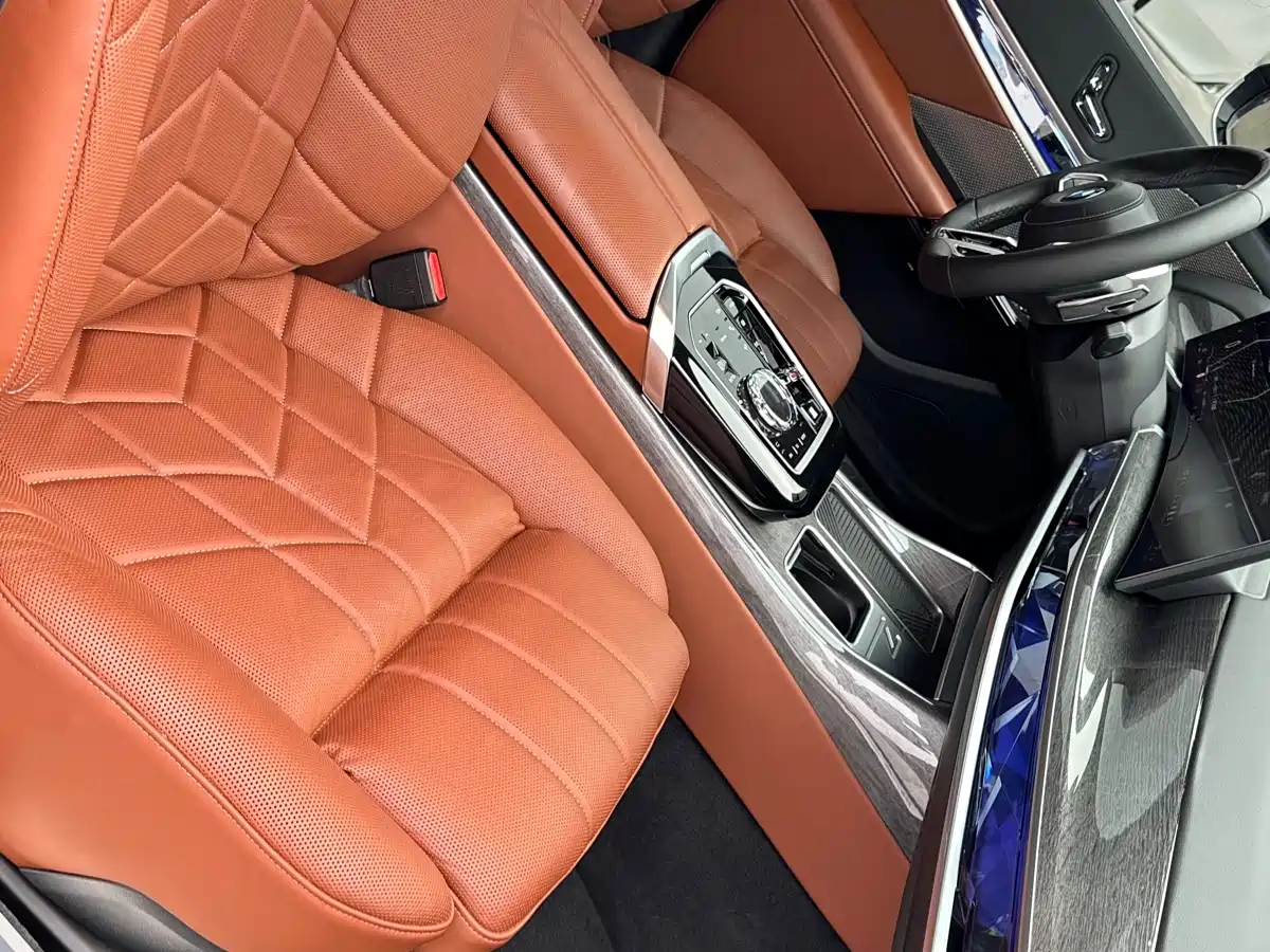 BMW 7 Series 2023 Facelift 740Li Exclusive M Sport Package фото 35