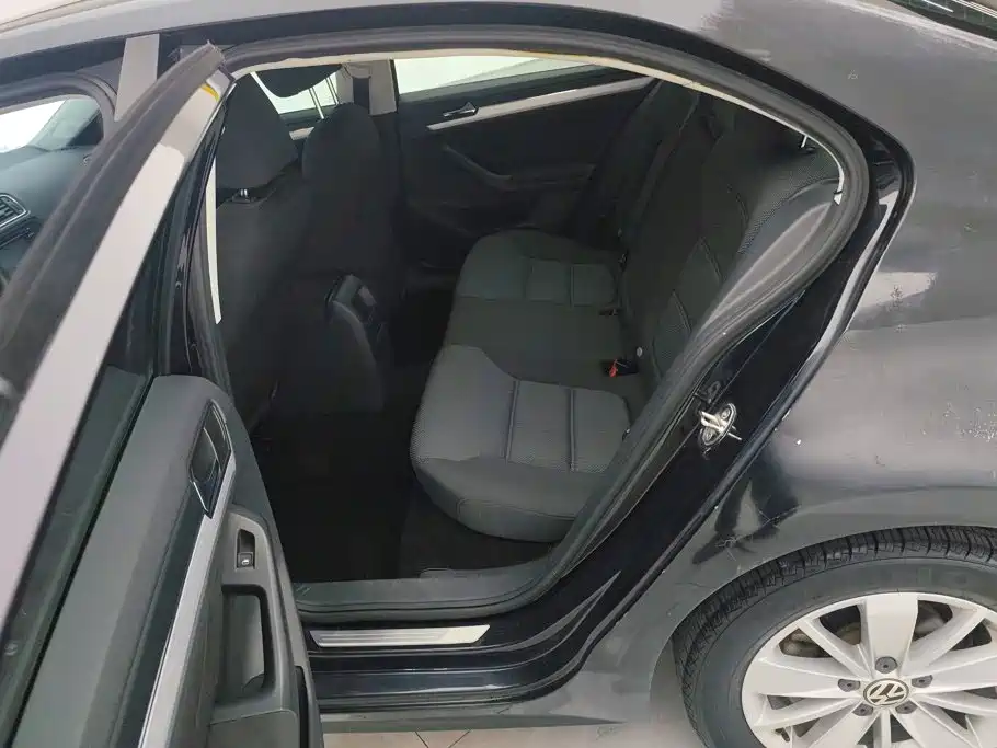 صورة 11 - Volkswagen Sagitar