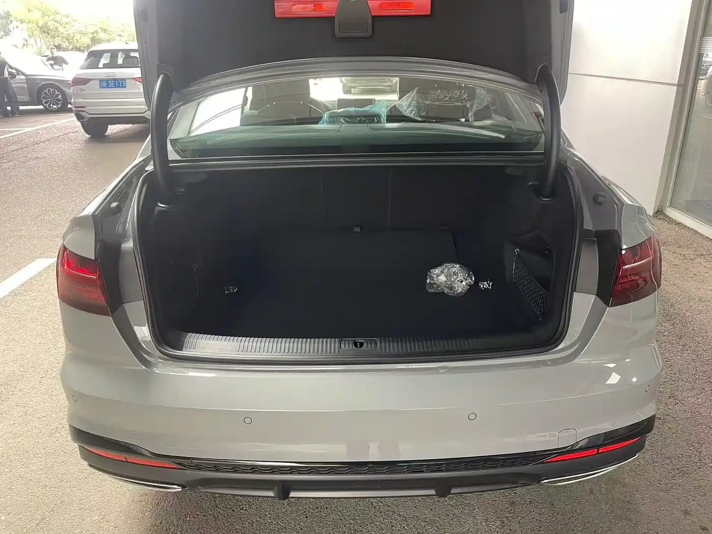 Audi A4L 2025 2 Million Celebration Edition 40 TFSI Luxury Dynamic фото 7