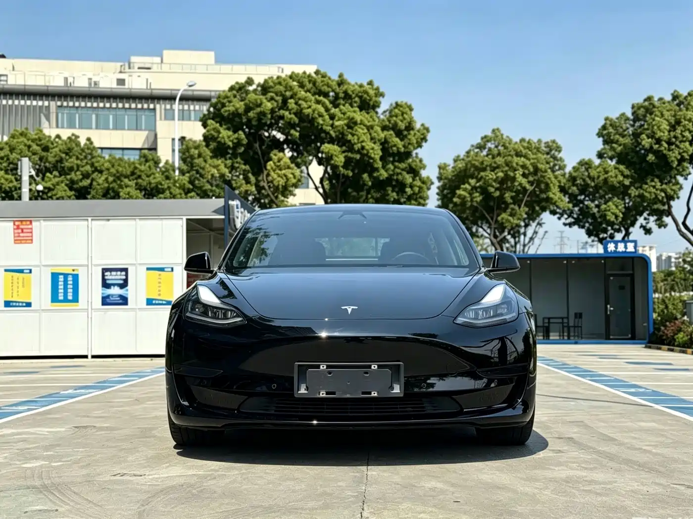 TESLA MODEL 3