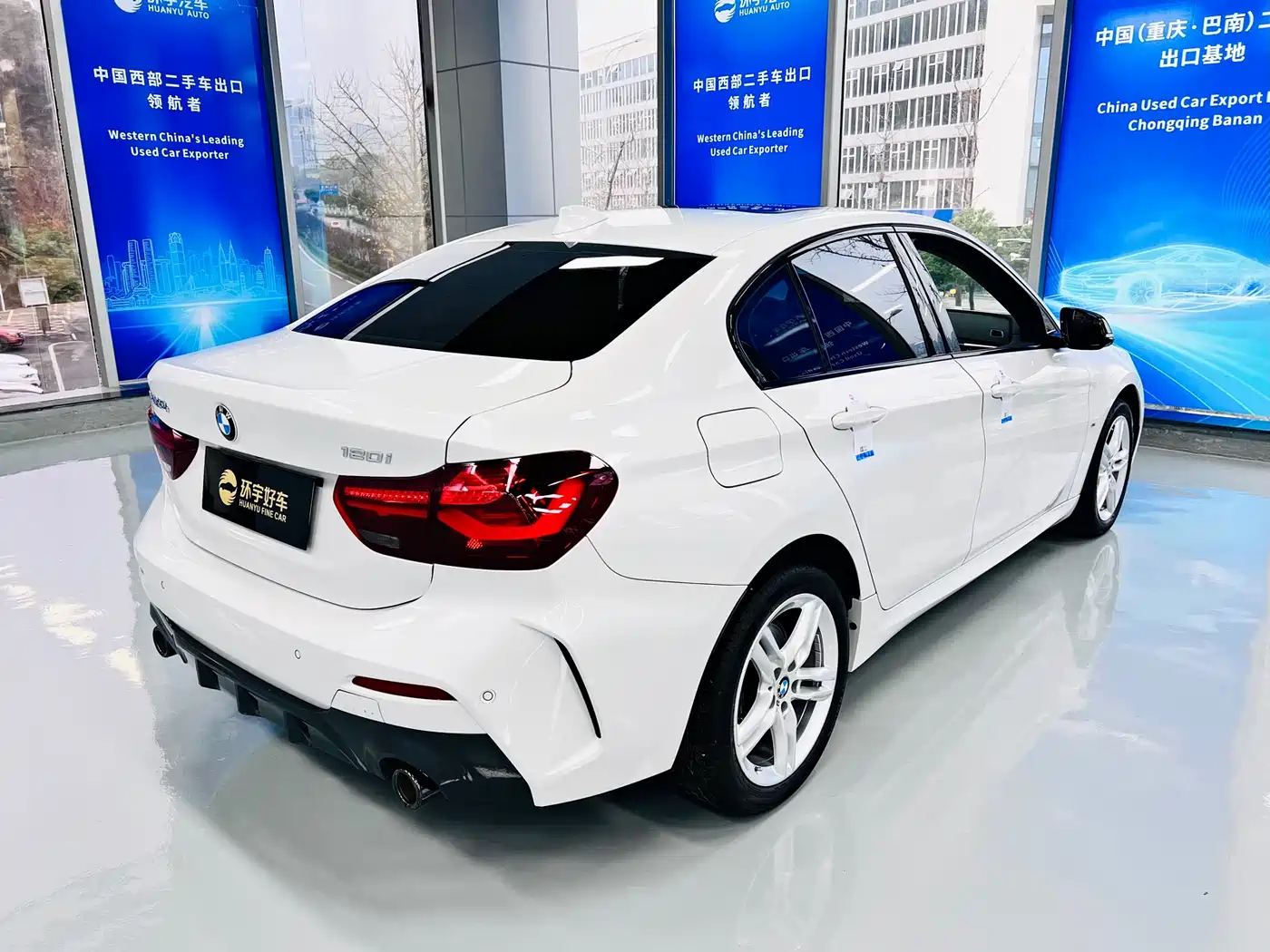 BMW 1 Series 2023 120i M Sport Shadow Edition фото 8