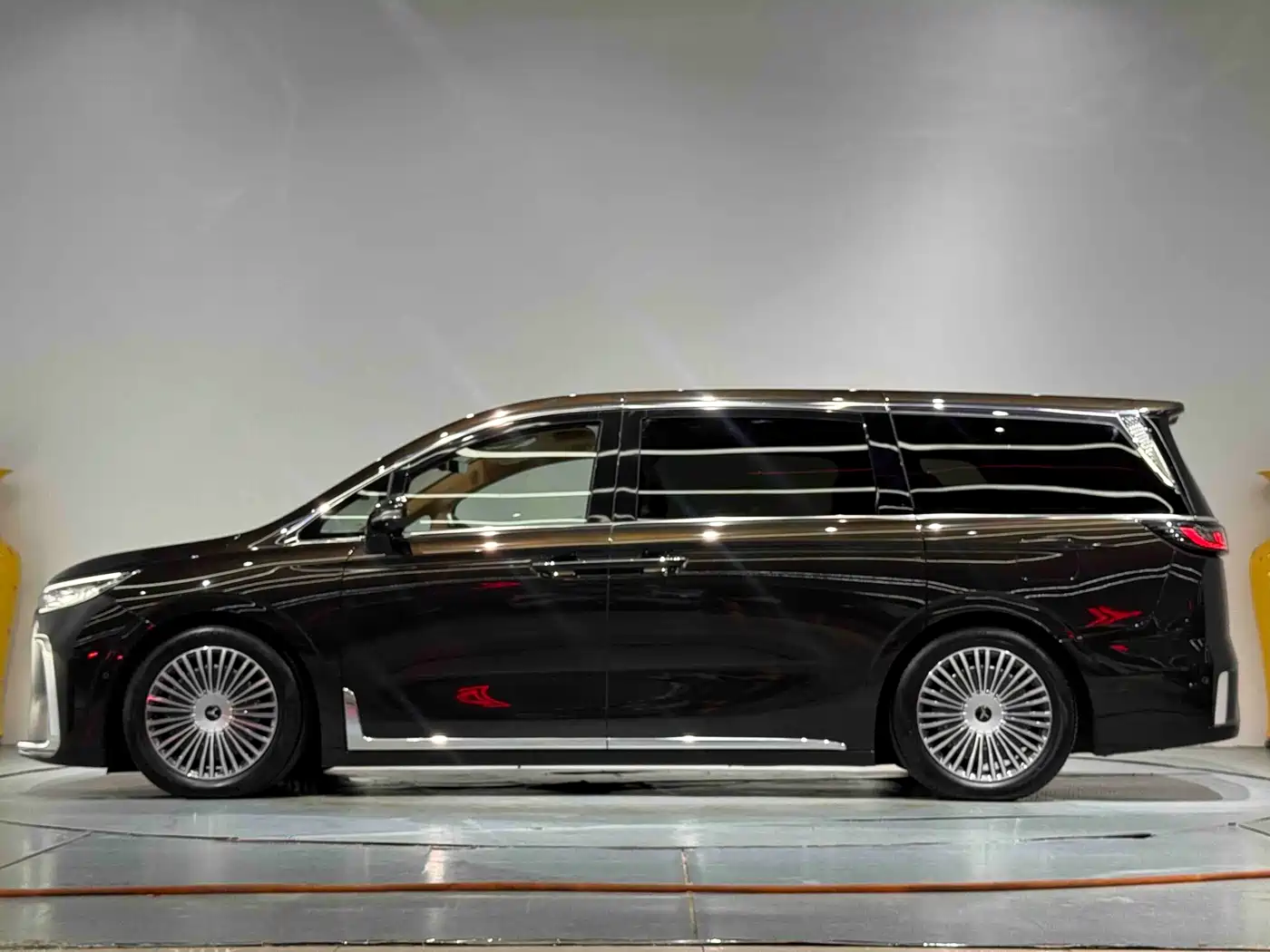 Voyah Auto Voyah Dreamer 2025 PHEV AWD Flagship Kunpeng Edition фото 18